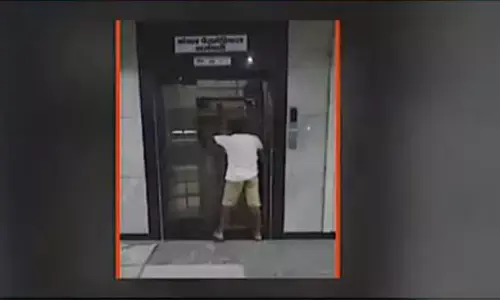 Noida में रुकी अब सरकारी अस्पताल की लिफ्ट, आधे घंटे फंसे रहे तीमारदार और मरीज