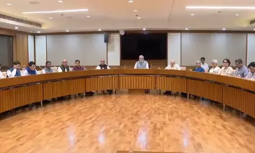 संसद सत्र से पहले PM मोदी की अध्यक्षता में केंद्रीय कैबिनेट की बैठक जारी, कई अहम बिल पर लिया जा सकता है फैसला संसद सत्र से पहले PM मोदी की अध्यक्षता में केंद्रीय कैबिनेट की बैठक जारी, कई अहम बिल पर लिया जा सकता है फैसला