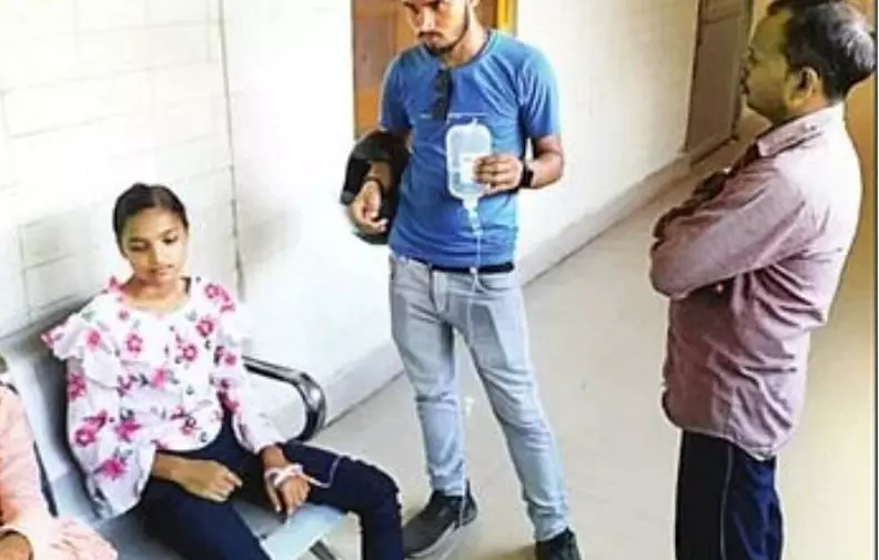 विकास के दावों के बीच अयोध्या के जिला अस्पताल की यह तस्वीर चौंकाने वाली, बीमार छात्रा को बेंच पर बैठा हाथ में थमा दी ग्लूकोज की बोतल