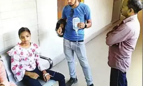 विकास के दावों के बीच अयोध्या के जिला अस्पताल की यह तस्वीर चौंकाने वाली, बीमार छात्रा को बेंच पर बैठा हाथ में थमा दी ग्लूकोज की बोतल