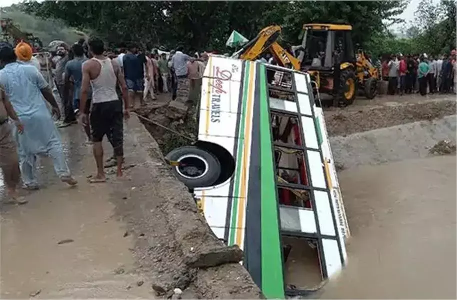 पंजाब में बड़ा हादसा : मुक्तसर में प्राइवेट बस नहर में गिरी: 8 लोगों की मौत, 11 घायल बाहर निकाले पंजाब में बड़ा हादसा : मुक्तसर में प्राइवेट बस नहर में गिरी: 8 लोगों की मौत, 11 घायल बाहर निकाले