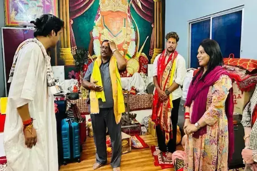 एशिया कप में शानदार प्रदर्शन के बाद बागेश्वर धाम पहुंचें कुलदीप यादव, अब मांगी ये मुराद एशिया कप में शानदार प्रदर्शन के बाद बागेश्वर धाम पहुंचें कुलदीप यादव, अब मांगी ये मुराद