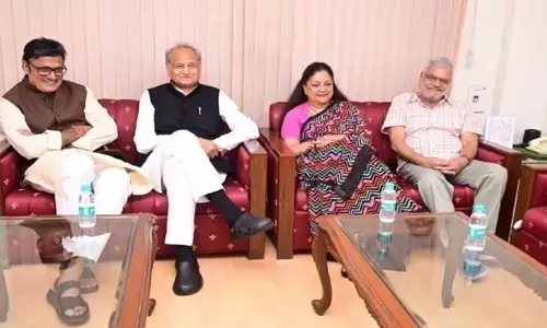 राजस्थान से बड़ी खबर: BJP के चुनाव प्रचार से गायब वसुंधरा राजे सीएम गहलोत संग नजर आईं,  सियासी तापमान बढ़ा