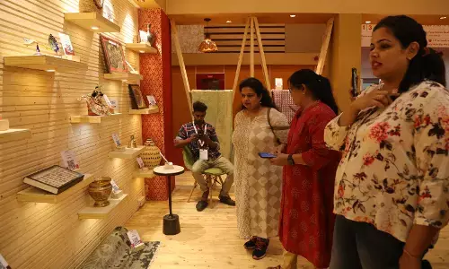 यूपी के व्यापारियों से खरीदारी करने के लिए उमड़ी भीड़,500 से अधिक विदेशी खरीदार भी आये