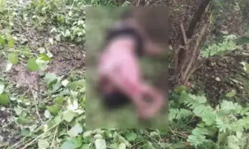 प्रयागराज में 13 साल के शुभ केसरवानी की अपहरण के बाद हत्या, मासूम का शव देख बिलखने लगे परिजन प्रयागराज में 13 साल के शुभ केसरवानी की अपहरण के बाद हत्या, मासूम का शव देख बिलखने लगे परिजन