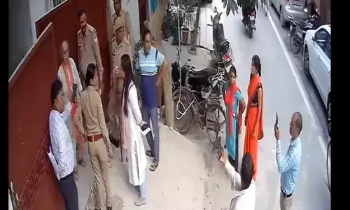 नोएडा की अजीबोगरीब मामला: क्या DIG के रिश्तेदार को अधिकार है किसी बुजुर्ग विधवा महिला के घर बिना नोटिस के पुलिस भेजकर सील कराने का! नोएडा की अजीबोगरीब मामला: क्या DIG के रिश्तेदार को अधिकार है किसी बुजुर्ग विधवा महिला के घर बिना नोटिस के पुलिस भेजकर सील कराने का!