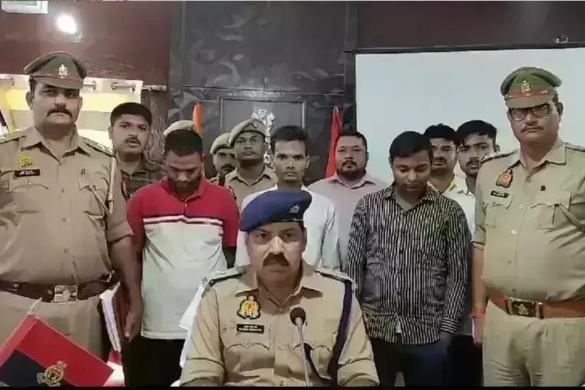 Mau police arrested three youths with fake currency worth Rs 14 lakh Mau police arrested three youths with fake currency worth Rs 14 lakh
