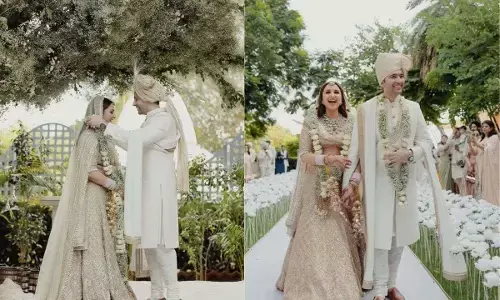दूल्हा- दुल्हन बने राघव- परिणीति की तस्वीरें आई सामने, लोगों ने खूब दिया आशीर्वाद दूल्हा- दुल्हन बने राघव- परिणीति की तस्वीरें आई सामने, लोगों ने खूब दिया आशीर्वाद