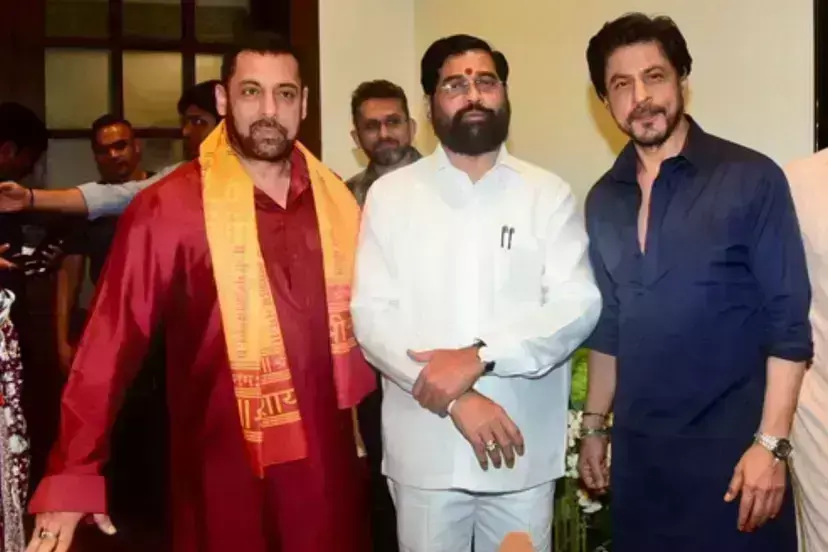 गणपति दर्शन करने सीएम शिंदे के घर पहुंचें सलमान- शाहरुख़, मुख्यमंत्री ने किया दोनों का स्वागत गणपति दर्शन करने सीएम शिंदे के घर पहुंचें सलमान- शाहरुख़, मुख्यमंत्री ने किया दोनों का स्वागत