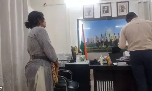 आगरा में DCP सिटी ऑफिस पहुंची सत्संगी महिला ने कर दिया बड़ा खुलासा आगरा में DCP सिटी ऑफिस पहुंची सत्संगी महिला ने कर दिया बड़ा खुलासा