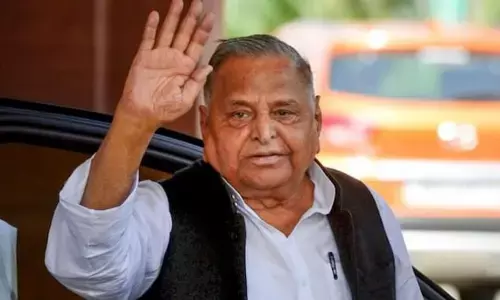 Mulayam Singh Yadavs statue removed from SP office, Municipal Council had given notice Mulayam Singh Yadavs statue removed from SP office, Municipal Council had given notice
