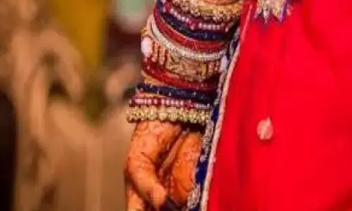UP News: सुहागरात पर बोली पत्नी, मेरा पैर छूओ, मेरी पूजा करो UP News: सुहागरात पर बोली पत्नी, मेरा पैर छूओ, मेरी पूजा करो