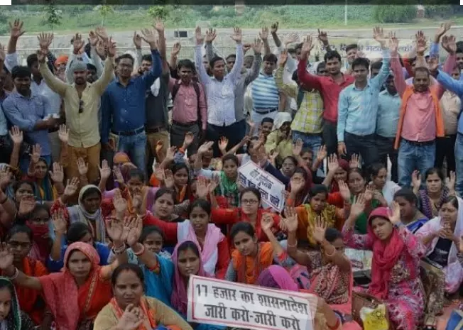 300 की दिहाड़ी पाने वाले अनुदेशकों से सरकार लड़ रही है सुप्रीमकोर्ट में लड़ाई