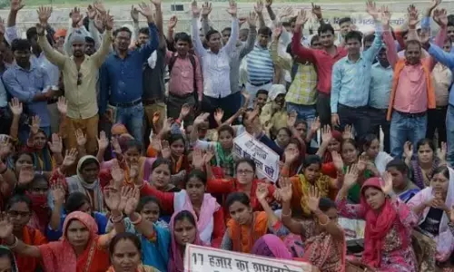 300 की दिहाड़ी पाने वाले अनुदेशकों से सरकार लड़ रही है सुप्रीमकोर्ट में लड़ाई