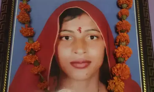 दिल्ली-मेरठ एक्सप्रेस-वे पर पैंट उतार अश्लील हरकत करने वाले को पकड़ने दौड़ी महिला, हादसे में गई जान