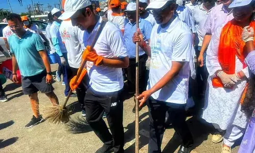 Gorakhpur News: मेयर के नेतृत्व में गोरखपुर में चलाया गया स्वच्छता अभियान Gorakhpur News: मेयर के नेतृत्व में गोरखपुर में चलाया गया स्वच्छता अभियान