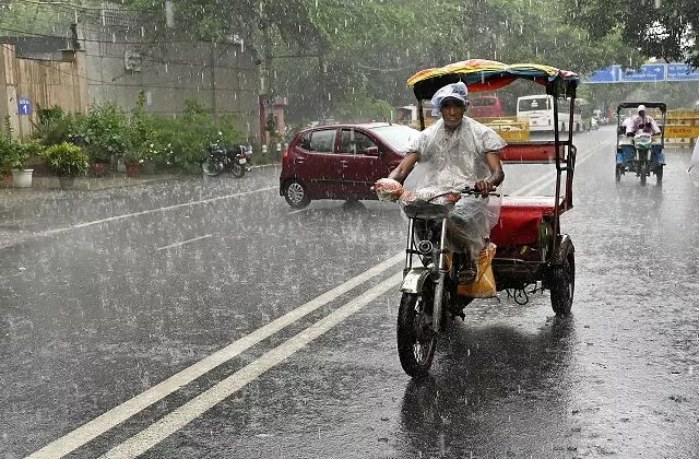 There will be heavy rain in many parts of UP today, know today weather condition