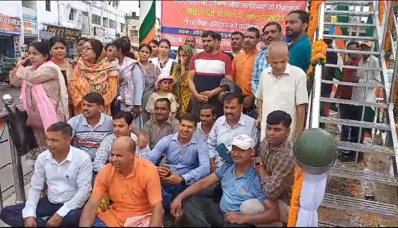 UP News: गोरखपुर में गांधी प्रतिमा के सामने अनुदेशकों ने किया अनशन, मांगा अपना हक