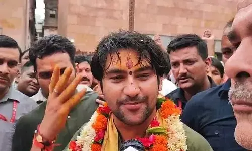 Pandit Dhirendra Shastri performed darshan and worship at Srikashi Vishwanath Temple Pandit Dhirendra Shastri performed darshan and worship at Srikashi Vishwanath Temple