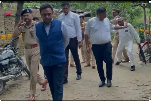 देवरिया हत्याकांड का जायजा लेने घटनास्थल पर पहुंचे गृह सचिव और स्पेशल डीजी कानून व्यवस्था देवरिया हत्याकांड का जायजा लेने घटनास्थल पर पहुंचे गृह सचिव और स्पेशल डीजी कानून व्यवस्था