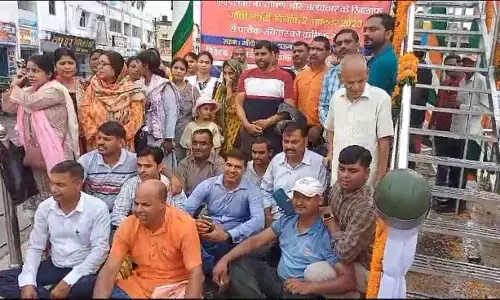 UP News: गोरखपुर में गांधी प्रतिमा के सामने अनुदेशकों ने किया अनशन, मांगा अपना हक UP News: गोरखपुर में गांधी प्रतिमा के सामने अनुदेशकों ने किया अनशन, मांगा अपना हक