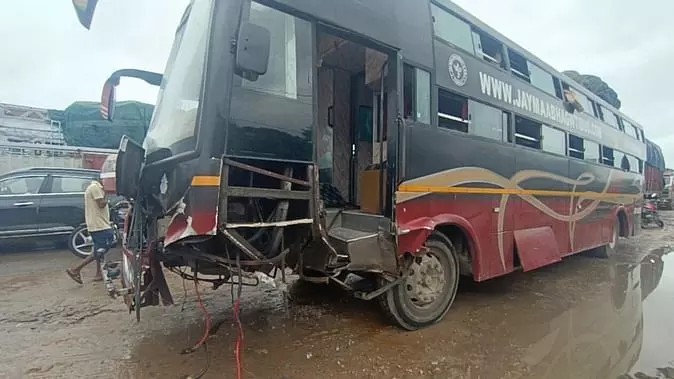 After Varanasi, bus and truck collide in Ayodhya, two passengers killed