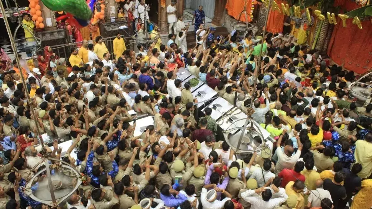 Lakhs of devotees came to Mathura for darshan of Banke Bihari ji, lines formed everywhere