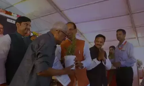 दिल्ली में पत्रकार हो रहे थे गिरफ्तार तब भोपाल में पत्रकार खा रहे थे भोज भात दिल्ली में पत्रकार हो रहे थे गिरफ्तार तब भोपाल में पत्रकार खा रहे थे भोज भात