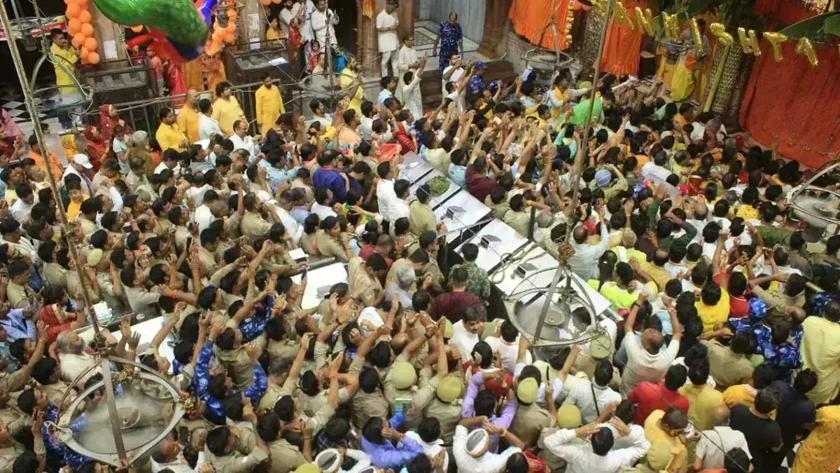 Lakhs of devotees came to Mathura for darshan of Banke Bihari ji, lines formed everywhere Lakhs of devotees came to Mathura for darshan of Banke Bihari ji, lines formed everywhere