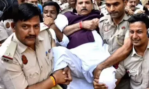 आप सांसद संजय सिंह हुए गिरफ्तार, ईडी की छापेमारी के बाद हुई कार्यवाही आप सांसद संजय सिंह हुए गिरफ्तार, ईडी की छापेमारी के बाद हुई कार्यवाही