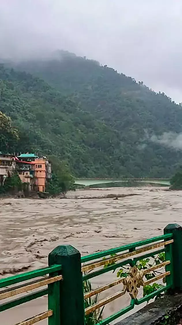 सिक्किम में बादल फटने से आई बाढ़ ने मचाही भारी तबाही, देखें तस्वीरें