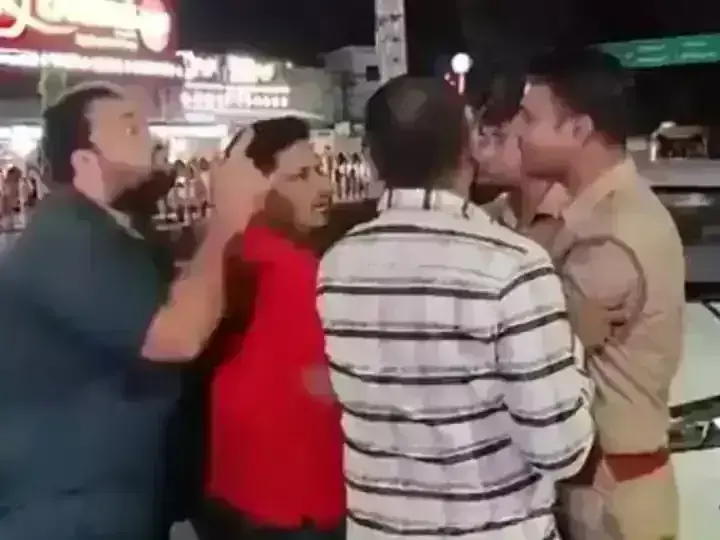 Video of hooliganism goes viral in Lucknow, young man beaten fiercely Video of hooliganism goes viral in Lucknow, young man beaten fiercely