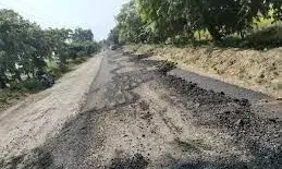 यूपी में विधायक के सहयोगी ने खोद दी 7 किलोमीटर सड़क, वजह जानकार हो जाएंगे हैरान यूपी में विधायक के सहयोगी ने खोद दी 7 किलोमीटर सड़क, वजह जानकार हो जाएंगे हैरान