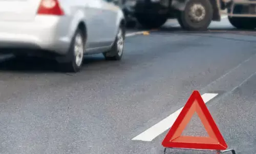 Tragic road accident in Mirzapur, 2 dead, 1 injured Tragic road accident in Mirzapur, 2 dead, 1 injured