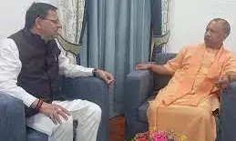 CM Dhami welcomed CM Yogi Adityanath who reached Uttarakhand, will visit Kedarnath CM Dhami welcomed CM Yogi Adityanath who reached Uttarakhand, will visit Kedarnath