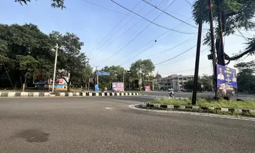 भोपाल के चौराहे चौराहे पर बगरा विकास भोपाल के चौराहे चौराहे पर बगरा विकास