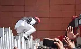 Locked in JPNIC, Akhilesh Yadav went inside by jumping the gate and made this allegation on Yogi government Locked in JPNIC, Akhilesh Yadav went inside by jumping the gate and made this allegation on Yogi government