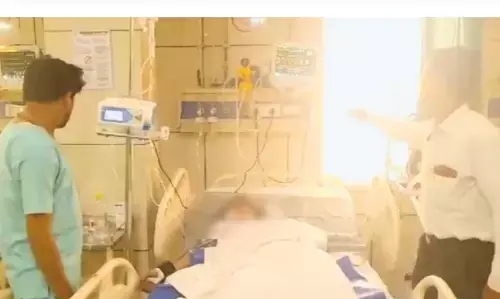 छेड़छाड़ के विरोध पर छात्रा को शोहदों ने ट्रेन के आगे फेंका, एक हाथ-दोनों पैर कटे, दो आरोपी गिरफ्तार, योगी ने दी 5 लाख की मदद छेड़छाड़ के विरोध पर छात्रा को शोहदों ने ट्रेन के आगे फेंका, एक हाथ-दोनों पैर कटे, दो आरोपी गिरफ्तार, योगी ने दी 5 लाख की मदद