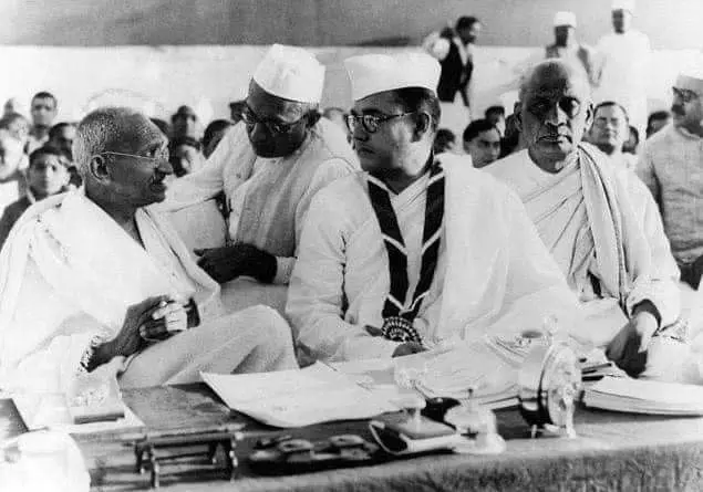 ब्रिटिश साम्राज्य के प्रति हमदर्दी रखने वाले हिंदूवादी संगठनों के नेताओं से कांग्रेस, नेहरू और गांधी को ब्रिटिश साम्राज्य के प्रति मन में सहानुभूति थी
