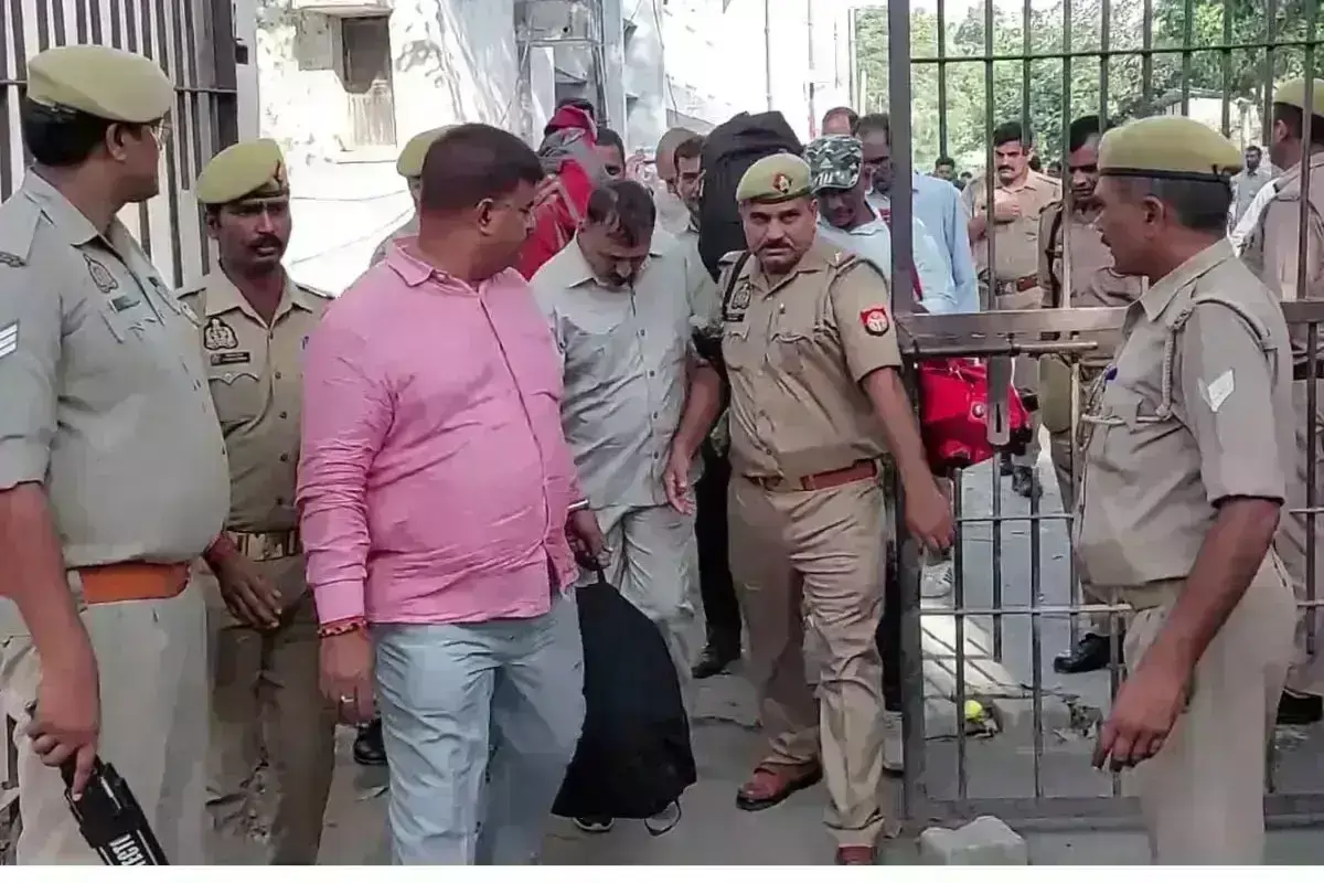 कारतूस कांड में आया फैसला, CRPF, PAC और पुलिस जवानों समेत 24 को 10-10 साल कैद कारतूस कांड में आया फैसला, CRPF, PAC और पुलिस जवानों समेत 24 को 10-10 साल कैद