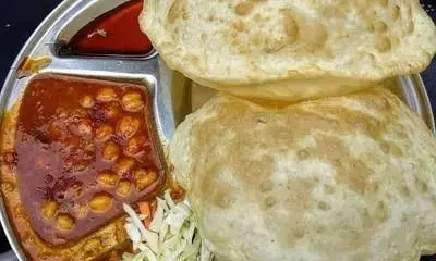 छोला भटूरा कभी कोई गंभीर व्यक्ति और कोई नाजुक हसीना भी नहीं खा सकती, जानिए क्यों? छोला भटूरा कभी कोई गंभीर व्यक्ति और कोई नाजुक हसीना भी नहीं खा सकती, जानिए क्यों?