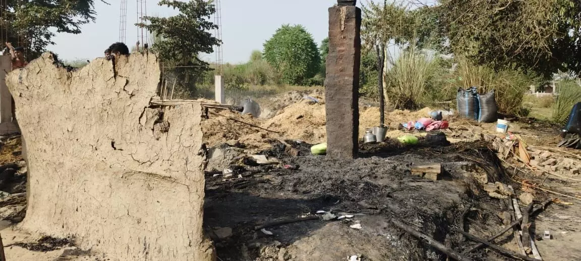 जंगल में झोपड़ी बना कर रह रहे गरीब की झोपड़ी जलकर खाक जंगल में झोपड़ी बना कर रह रहे गरीब की झोपड़ी जलकर खाक