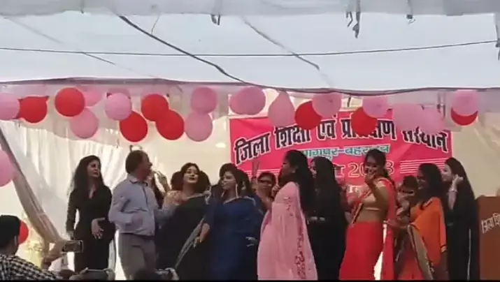 UP News: बहराइच में डायट प्राचार्य ने प्रशिक्षु छात्राओं संग लगाए ठुमके, वीडियो हुआ वायरल UP News: बहराइच में डायट प्राचार्य ने प्रशिक्षु छात्राओं संग लगाए ठुमके, वीडियो हुआ वायरल
