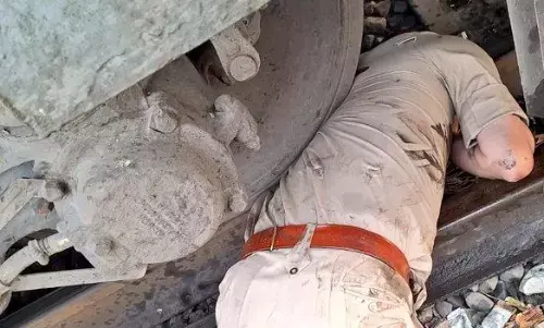 मानसिक तनाव झेल रहे UP Police के दरोगा ने ट्रेन के आगे कूद की आत्महत्या की कोशिश, हड्डी टूटी मानसिक तनाव झेल रहे UP Police के दरोगा ने ट्रेन के आगे कूद की आत्महत्या की कोशिश, हड्डी टूटी