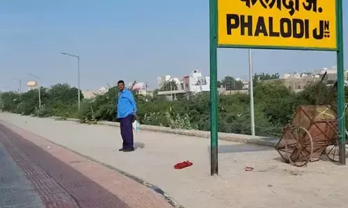 फलोदी (जोधपुर) क्षेत्र से टिकट से पहले… यहां से हर कोई भाग्य आजमाना चाहता है  कांग्रेस के 52 दावेदार तो भाजपा में भी लंबी कतार फलोदी (जोधपुर) क्षेत्र से टिकट से पहले… यहां से हर कोई भाग्य आजमाना चाहता है  कांग्रेस के 52 दावेदार तो भाजपा में भी लंबी कतार