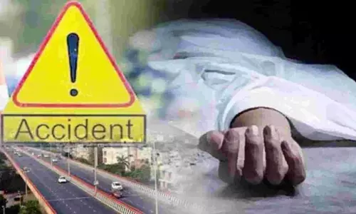 Husband, wife and son died in a painful road accident in Agra Husband, wife and son died in a painful road accident in Agra