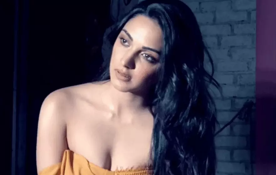 Kiara Advani के बेहद बोल्ड लुक ने बढ़ाया इंटरनेट का पारा! एक्ट्रेस ने हॉट वीडियो शेयर कर मचाया तहलका!