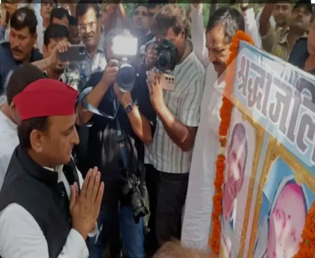 UP News: देवरिया हत्याकांड के पीड़ित परिवारों से मिले अखिलेश यादव UP News: देवरिया हत्याकांड के पीड़ित परिवारों से मिले अखिलेश यादव