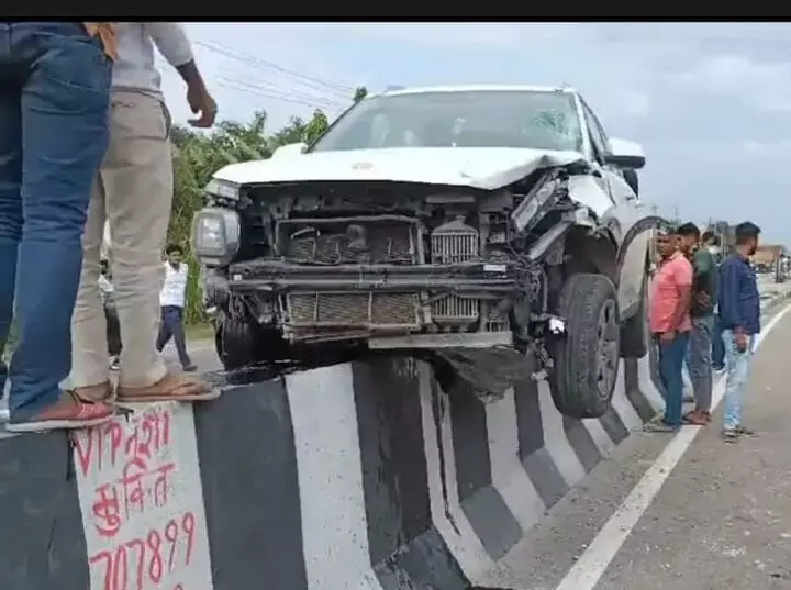 तेज रफ्तार का कहर,टक्कर मार कर डिवाइडर पर जा चढ़ी