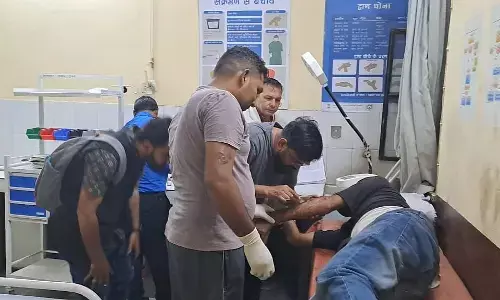 तेज रफ्तार कार ने ट्रैक्टर ट्राली में मारी टक्कर, एक की मौत, चार गंभीर घायल